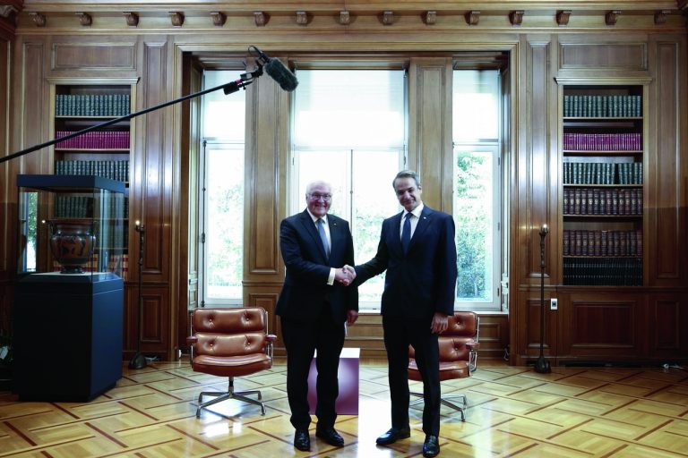 epa11692098 Greek Prime Minister Kyriakos Mitsotakis (R) shakes hands with German President Frank-Walter Steinmeier (L) during their meeting in Athens, Greece, 30 October 2024. The German president is on an official three-day visit to Greece from 29 to 31 October 2024. EPA/YANNIS KOLESIDIS