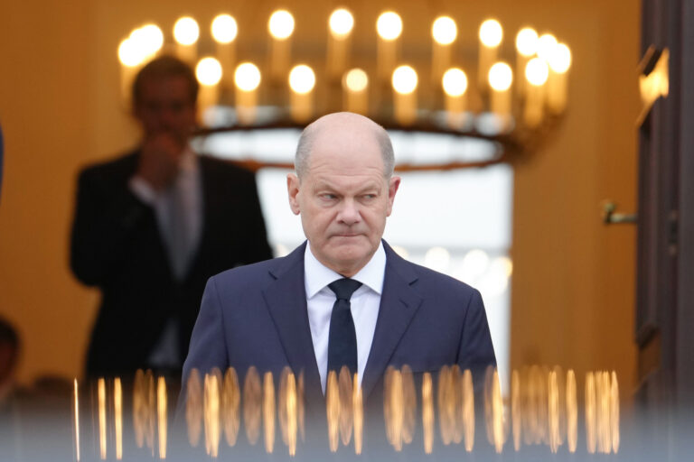 Bundeskanzler Olaf Scholz (SPD) verlässt das Schloss Bellevue.