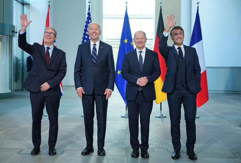 18.10.2024, Berlin: Sir Keir Starmer (l-r), Premierminister von Groﬂbritannien, US-Pr‰sident Joe Biden, Bundeskanzler Olaf Scholz (SPD) und Emmanuel Macron, Pr‰sident von Frankreich, stehen f¸r das Familienfoto im Kanzleramt zusammen. Es ist der erste bilaterale Besuch Bidens in Deutschland in seiner knapp vierj‰hrigen Amtszeit. Foto: Michael Kappeler/dpa +++ dpa-Bildfunk +++ (KEYSTONE/DPA/Michael Kappeler)