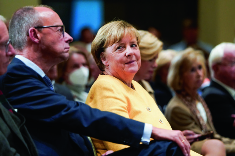 Eroeffnungsveranstaltung der Bundeskanzler Helmut Kohl Stiftung Aktuell, 27.09.2022, Berlin, Dr. Angela Merkel, Bundeskanzlerin a. D. blickt auf Vorsitzender der CDU Deutschland Friedrich Merz bei der Eroeffnungsveranstaltung der Bundeskanzler Helmut Kohl Stiftung in der Franzoesischen Friedrichstadtkirche in Berlin-Mitte Berlin Berlin Deutschland *** Opening event of the Federal Chancellor Helmut Kohl Foundation Current, 27 09 2022, Berlin, Dr Angela Merkel, Chancellor a D looks at Chairman of the CDU Germany Friedrich Merz at the opening event of the Federal Chancellor Helmut Kohl Foundation in the Franzoesische Friedrichstadtkirche in Berlin Mitte Berlin Germany