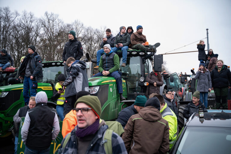 18.12.2023, Berlin, Deutschland, Europa - Mehrere tausend Landwirte demonstrieren mit ihren Traktoren in der Hauptstadt vor dem Brandenburger Tor gegen die Politik und Sparplaene der Ampel-Regierung. Die Demonstration unter dem Motto 