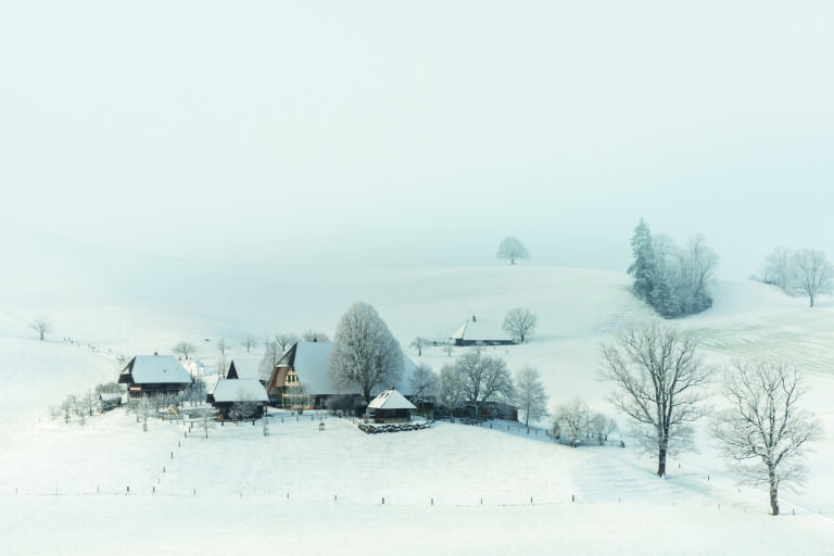 Schweiz. ganz natuerlich.                                           Wintermorgen im Emmental mit typischem Bauerngehoeft.