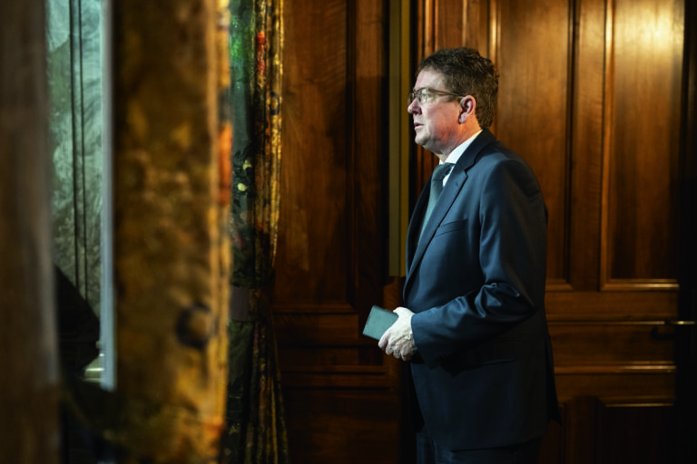 Bundesrat Albert Roesti schaut in den Saal, an der Wintersession der Eidgenoessischen Raete, am Donnerstag, 5. Dezember 2024 im Staenderat in Bern. (KEYSTONE/Alessandro della Valle)