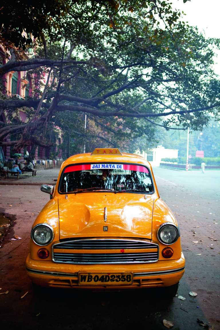 Indien, West Bengal, Kolkata, Taxi outside the town hall