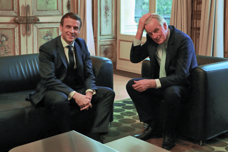 (FILES) French president Emmanuel Macron (L) poses with European Commission Chief Negociator Michel Barnier prior to their meeting at the Elysee palace in Paris, on January 31, 2020, a few hours before Britain officially leaves the European Union. Michel Barnier was named as France's new prime minister, the Elysee palace announced on September 5, 2024, almost two months after legislative elections left the country in political deadlock. (Photo by Ludovic MARIN / AFP) (KEYSTONE/AFP/LUDOVIC MARIN)