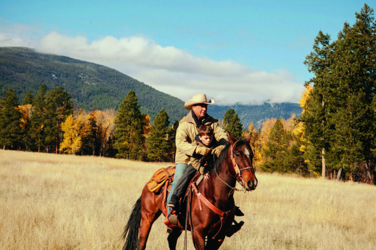 YELLOWSTONE, from left: Kevin Costner, Brecken Merrill, 'The Long Black Train', (Season 1, ep. 104, aired July 18, 2018). photo: Emerson Miller / ©Paramount Network / (KEYSTONE/Everett Collection/)