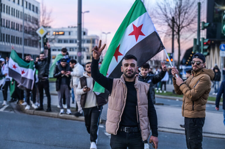 Liebe Syrer, die ihr vor Assads Schergen geflohen seid: Der Mann ist weg, ihr könnt wieder zurück! Hurra!